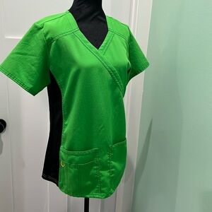 Wonder wink four stretch women’s scrub top. M. Lime green and black.